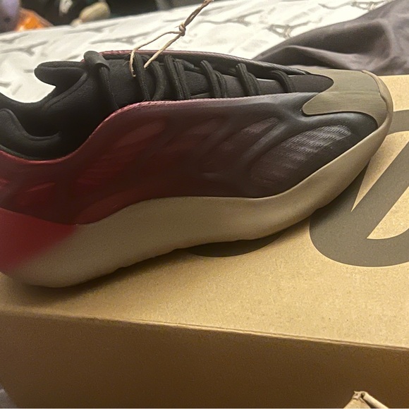 Yeezy 700 - Picture 5 of 9